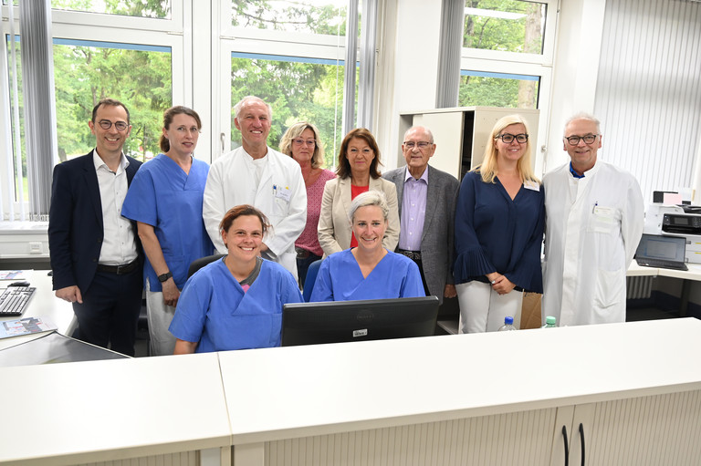 Von links nach rechts: OSK-Geschäftsführer Franz Huber, Beate Kuon, Marion Vogel (vorne), Dr. Peter Merz, Doris Oesterreich, Nikola Eßlinger (vorne), Bürgermeisterin Monika Ludy, Patientenfürsprecher Prof. Rudolf Forcher, MVZ-Managerin Romana Leisner und Schmerztherapeut Dr. Friedemann Reiser. 